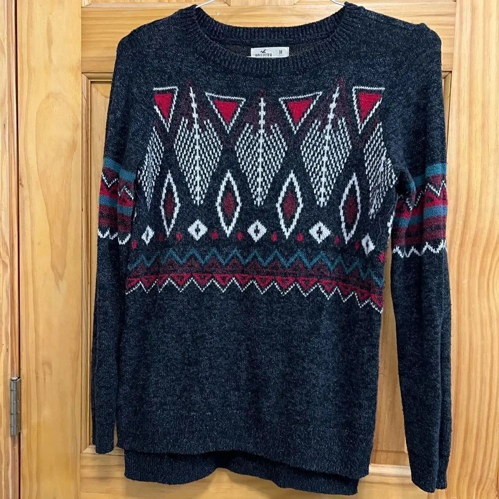 Gorgeous Hollister size M Aztec print crew neck sweater
